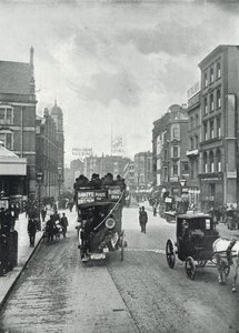 Bishopsgate Street (bez), při pohledu na východ z blízkosti Liverpool Street (černobílá fotografie) od English Photographer