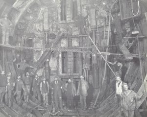 Blackwall Tunnel: skupina dělníků stojí ve vzduchové komoře, 1894 od English Photographer