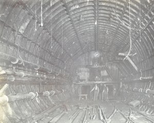 Blackwall Tunnel: dva muži stojí ve vzduchové komoře, 1894 od English Photographer