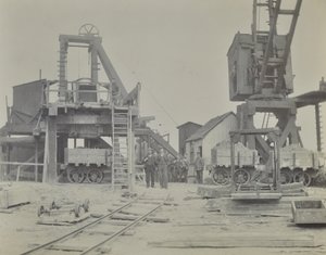 Blackwall tunel: šachta a dělníci při stavbě tunelu, 1893 od English Photographer