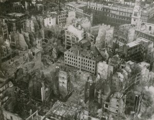 Obrázek poškození bombou z vrcholu katedrály St Pauls od English Photographer