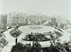 Boundary Estate: Arnold Circus, pohled na veřejné zahrady a byty, Londýn od English Photographer