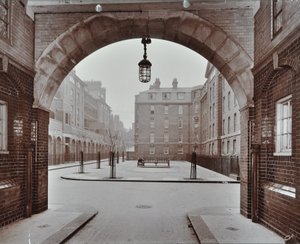 Bourne Estate: Kirkeby Buildings, Londýn od English Photographer