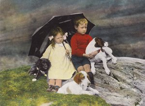 Chlapec a dívka se třemi psy schovaní pod deštníkem (kolorovaná fotografie) od English Photographer