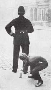 Chlapec si dělá legraci z policisty (čb fotografie) od English Photographer