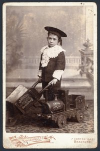 Chlapec s vláčkem a kolečkem od English Photographer
