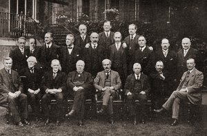 První britská labouristická vláda v roce 1924, z Příběhu dvaceti pěti let, vydaného v roce 1935 od English Photographer