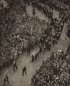 Britannian pääministeri Winston Churchill ja hänen kabinettinsa kävelemässä Pyhän Margaretin kirkolle Westminsterissä kiitospalvelukseen natsi-Saksan hyökkäyksen uhalta vapautumisesta, 8. toukokuuta 1945 (m/v kuva) od English Photographer