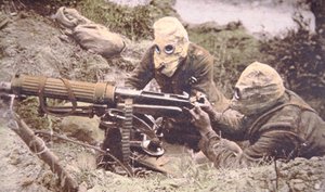 Britská posádka kulometu Vickers na Some s přilbami jako ochranou proti německému fosgenu od English Photographer