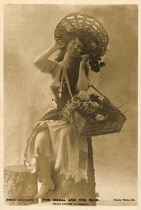 Britská herečka Sylvia Sablanc jako Josephine ve filmu Medaile a služka (čb fotografie) od English Photographer