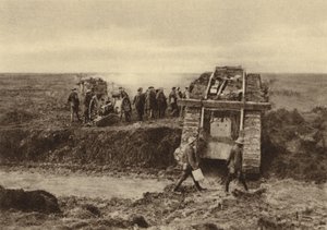 Britská tanková eskadra míjela dělostřelecké pozice u Graincourtu na cestě k útoku na Bourlon Wood, bitva u Cambrai, Francie, první světová válka, listopad 1917 (černobílé foto) od English Photographer