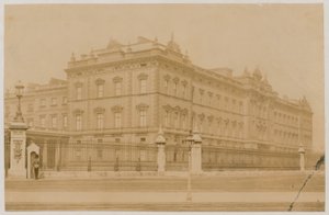 Buckinghamský palác, 1876 od English Photographer