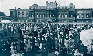 Zahradní slavnost v Buckinghamském paláci, 1911 od English Photographer