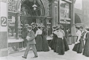 Zahradní slavnost v Buckinghamském paláci, 1911 od English Photographer
