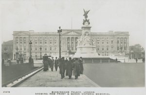 Buckinghamský palác, Londýn, s novou frontou a památníkem královny Viktorie od English Photographer