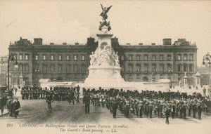 Buckinghamský palác a památník královny Viktorie; Prochází gardová kapela od English Photographer