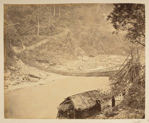 Visutý most přes řeku Teesta, mířící do Bhootanu.  Pohledy na Darjeeling. 70. léta 19. století od English Photographer