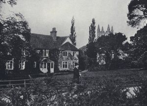 Canon Kingsley a jeho domov, Eversley Rectory, Hampshire (černobílá fotografie) od English Photographer
