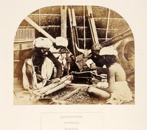 Carpenters, Hindoos, Madras, from The People of India, J. Forbes Watson, publikoval 1868 (tisk alba) od English Photographer