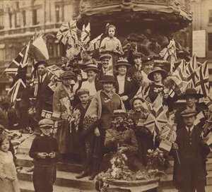 Oslava vítězství v první světové válce na Piccadilly Circus v Londýně od English Photographer