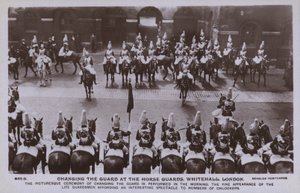 Výměna stráží, Horse Guards, Whitehall, Londýn (č/b foto) od English Photographer