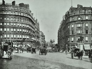 Charing Cross, Westminster LB: Northumberland Avenue z Trafalgar Square a Charing Cross, 1890 od English Photographer