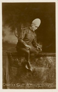 Charles Goff jako Humpty Dumpty (čb fotografie) od English Photographer