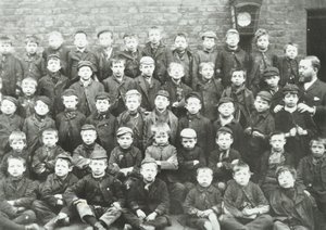 Chaucer Street School: chlapecká skupina, 1895 od English Photographer