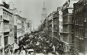Cheapside, při pohledu na východ k Bow Church, City of London, 1880 od English Photographer