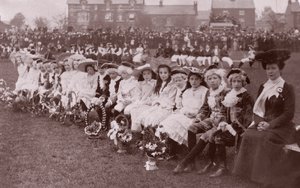 Dětští účastníci maškarní soutěže, kolem roku 1910 (černobílý fotograf) od English Photographer