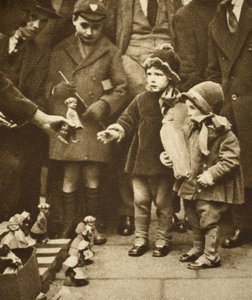 Děti shlukující se kolem pouličního prodavače, Holborn (sépiová fotografie) od English Photographer