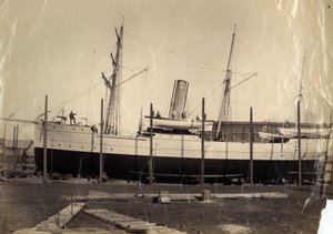 Čínský výnosový křižník „Li Kin“ nebo její sesterská loď „Kai Pan“ na skluzu připravené ke startu, 1888 od English Photographer