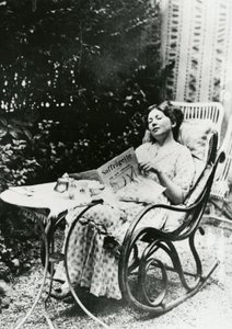 Christabel Pankhurst (1881-1969) čtoucí výtisk The Suffragette kolem roku 1905-14 od English Photographer
