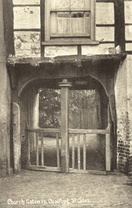 Church Gateway, Chalfont St Giles, Buckinghamshire (černobílá fotografie) od English Photographer
