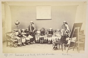 Třída s milenkou v mofussil nebo venkovské dívčí škole, Bombay, c. 1873 (černobílá fotografie) od English Photographer