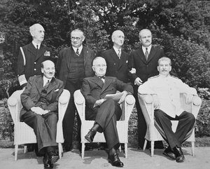 Clement Attlee (1883-1967), prezident Harry S. Truman (1884-1972) a Joseph Stalin (1879-1953) na Postupimské konferenci od English Photographer