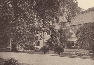 Klášter Nejsvětějšího srdce, Roehampton: (čb fotografie): východní část terasy a rekolekční dům (čb fotografie) od English Photographer