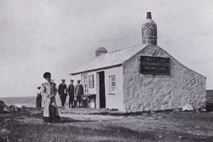 Cornwall: První a poslední dům, Konec země (černobílá fotografie) od English Photographer