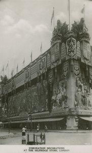 Korunovační dekorace v obchodě Selfridge v Londýně od English Photographer