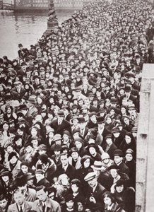 Davy čekající na přístup do Westminster Hall, během ležení ve státě George V, 1936 od English Photographer