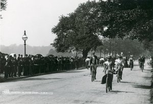 Cyklistika v Hyde Parku, c 1895 od English Photographer