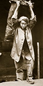 Doručování uhlí, tisk Horace W. Nichols, kolem roku 1916 (hlubotisk) od English Photographer