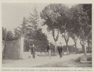 Detektivové střežící vilu Marie v Carpentras, současném sídle rodiny Dreyfusů od English Photographer
