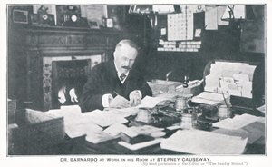 Doktor Barnardo při práci ve svém pokoji na Stepney Causeway od English Photographer