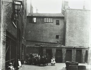 Dufferin Street: Costermongers Buildings, Londýn, 1896 od English Photographer