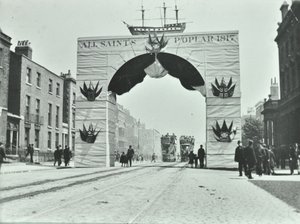 East India Dock Road: dočasný oblouk, Victoria Diamond Jubilee, 1897 od English Photographer