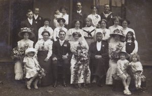 Edwardská svatební fotografie, asi 1910 (čb fotografie) od English Photographer