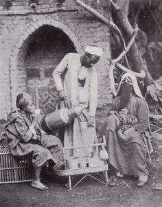 Egypt: Servírování turecké kávy v ulicích Káhiry (č/b foto) od English Photographer