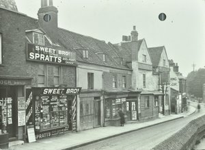 Eltham High Street: pohled na západ od kostela svatého Jana od English Photographer