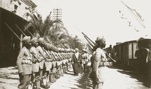 Emir Faisal na stanici Lydda, Palestina, se sirem Herbertem Samuelem, 1920 od English Photographer